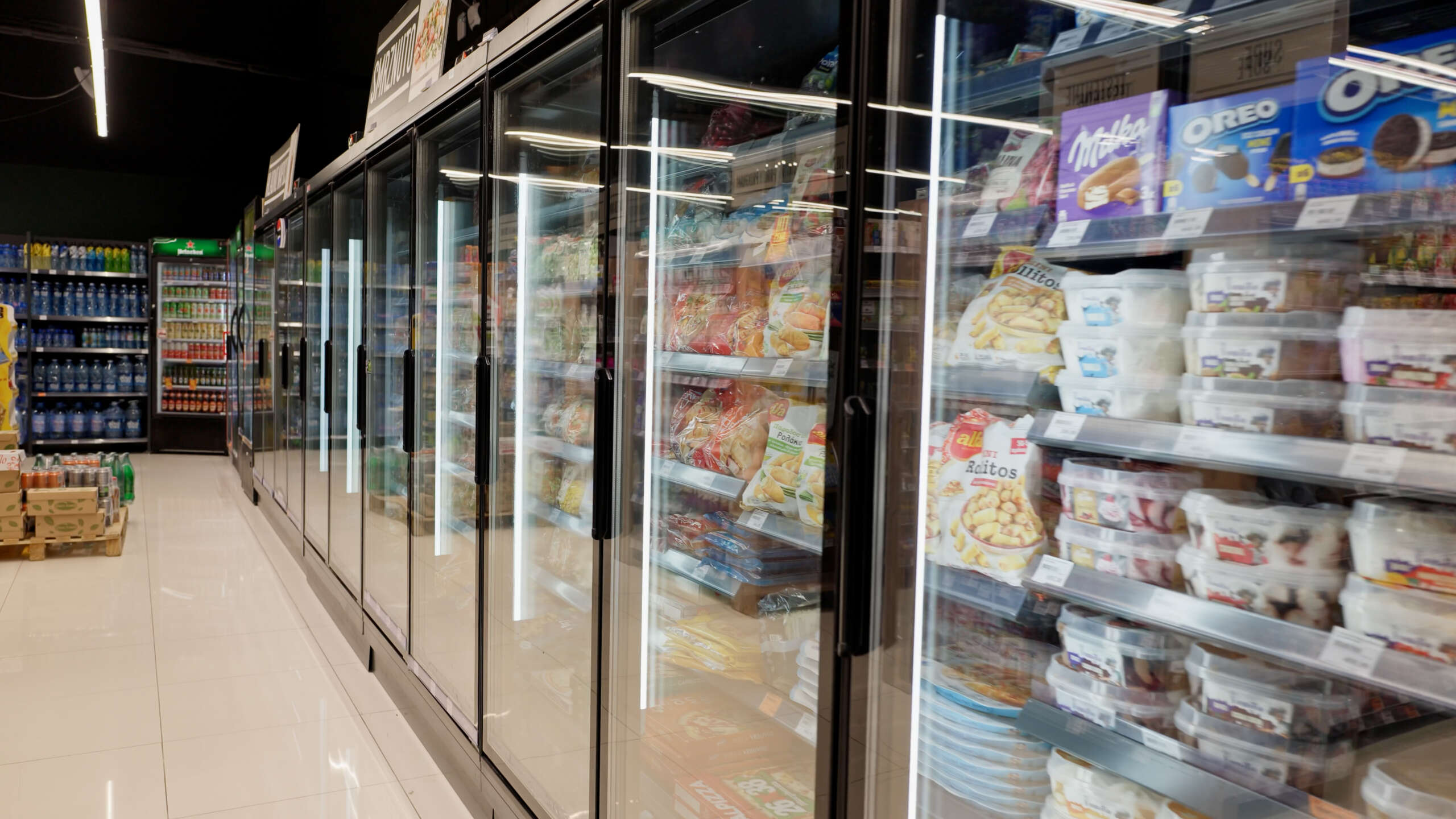 Refrigerated display cabinets for supermarkets