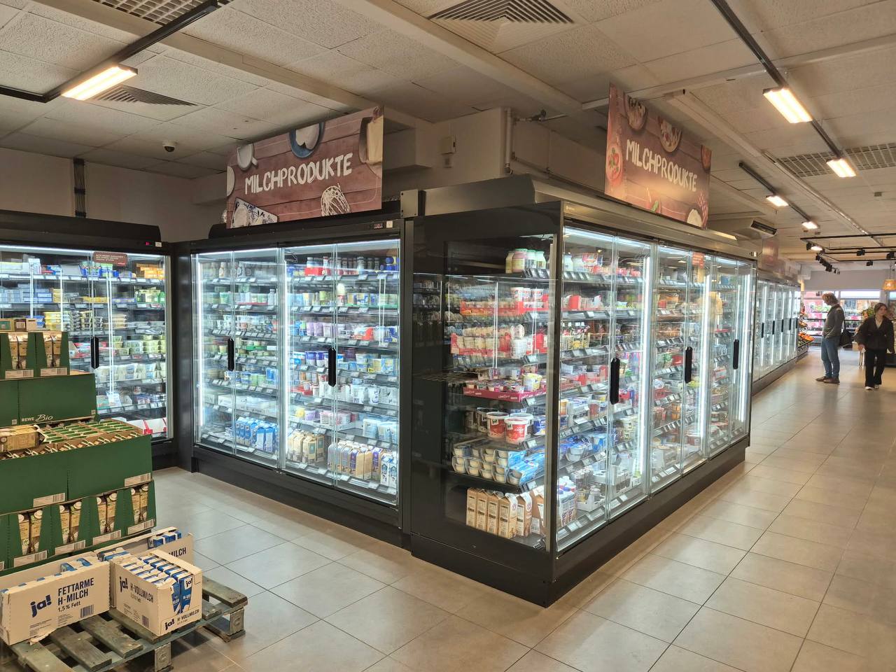 Frigo Zika refrigerated display cases for a retail chain