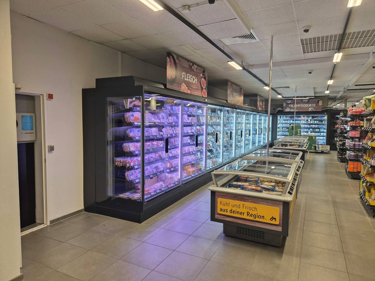 Plug-in refrigerated display case detail